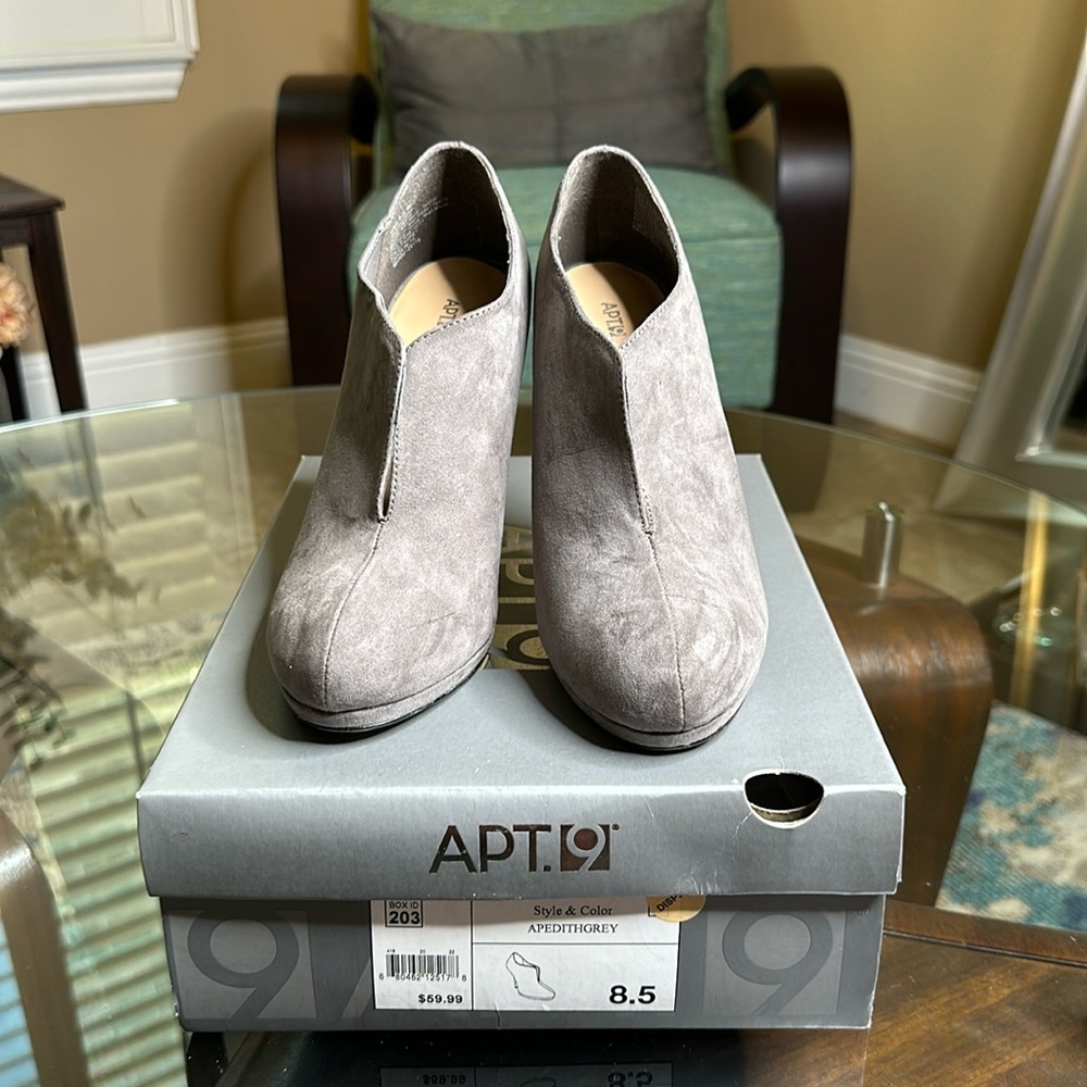 Apt. 9 Women's Pointed-Toe High Heel boots in grey‎ and size 8.5